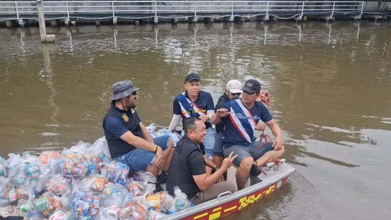 สภ.บางบ่อ ร่วมกับ เต้ อาชีวะ ลุยน้ำท่วมแจกถุงยังชีพชาวบ้าน ที่ได้รับผลกระทบจากน้ำท่วม