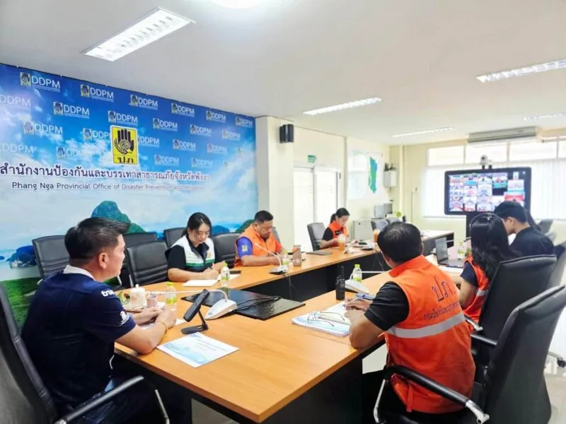 ผู้ว่าฯ พังงา ร่วมประชุม บกปภ.ช. รับข้อสั่งการนายกฯ เตรียมพร้อมรับมือฝนตกหนักภาคใต้ 4–10 ต.ค.