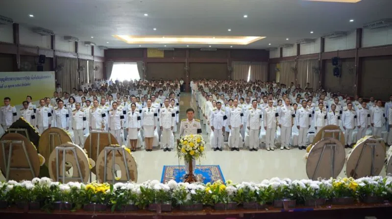 ผู้ว่าฯ พังงา นำข้าราชการและประชาชน ทำบุญตักบาตรถวายพระราชกุศลและวางพวงมาลา เนื่องใน วันนวมินทรมหาราช