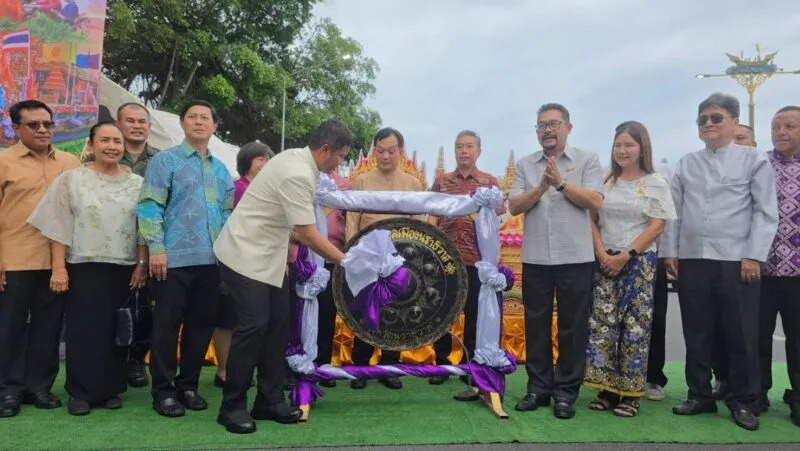 ผู้ว่าฯ นราธิวาส เปิดงานประเพณีชักพระ เรือพระเข้าร่วม 10 ลำ สืบสานวัฒนธรรมท้องถิ่น สะท้อนวิถีพหุวัฒนธรรมเมืองนรา