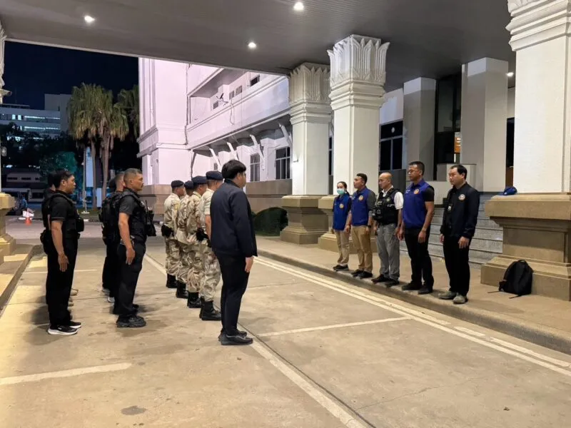 ฝ่ายปกครอง – ตำรวจ บุกจู่โจมสถานบันเทิงบาร์โฮสเถื่อนกลางดึก พบไม่มีใบอนุญาต ส่วนพนักงานเจอสารเสพติด 11 ราย จาก 17 ราย